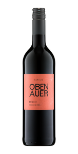 Unser Gutswein Merlot ist ein rubinroter Wein mit violetten Reflexen. In der Nase präsentiert er intensive Aromen von dunklen Beeren, Pflaumen und Feigen. Am Gaumen zeigt er sich geschmeidig und dennoch frisch.