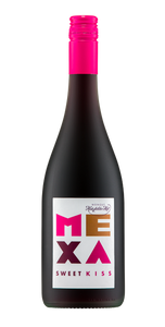 Unser Sweet Secco schimmert Hellgelb im Glas und duftet kühl nach Apfel, Ananas und Zitrusfrüchten. Am Gaumen zeigt er sich frisch und animierend. Der ideale Begleiter zum Feiern oder zum Verschenken.