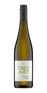 Unser Morio Muskat duftet nach Rosenblüten, Litschi und Muskat und besticht durch seinen Geschmack nach Honig. Der lange Abgang macht diesen Wein unverwechselbar. Der Morio Muskat ist etwas für alle, die es exotisch und extravagant mögen.
