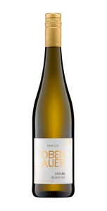 Unser Réserve Riesling ist ein komplexer Wein mit intensiven, vollmundigen Aromen von tropischen Früchten und grünem Apfel gepaart mit einer intensiven Säure. Durch den langsamen Ausbau unter Holzeinsatz hat der Wein an Reife gewonnen und somit ein hohes Lagerungspotenzial.