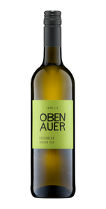 Unser Gutswein Scheurebe ist leichtfüßig, klar und erfrischend. Er besticht durch vielfältige Aromen von Pfirsich, Zitrus und leicht würzigen Aromen. Ein perfekter Begleiter für jede Gelegenheit.