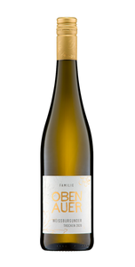 Unser Réserve Weißburgunder ist ein Wein mit wunderbarer Tiefe und Komplexität. Der Duft von Mirabellen, weißen Blüten und Kokos unterstreicht seinen schlanken, eleganten Körper. In großen Gläsern kann er sein Potenzial wunderbar entfalten. Während dem Ausbau im Fass ist er wunderbar rund geworden und hat zurückhaltende Röstaromen erhalten. Der Wein zeigt außerdem ein ausgezeichnetes Lagerpotenzial.